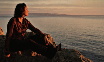 photo of shari pomerantz wearing a plaid shirt with ocean in background